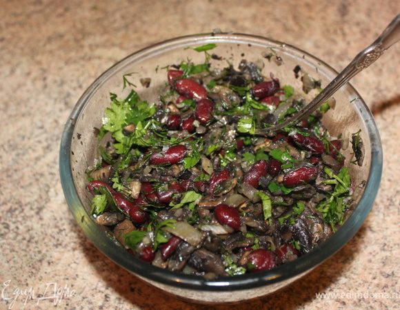 и туда же отправляем грибы с луком