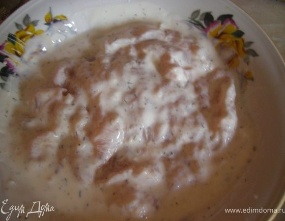 Маринуем в ряженке 150 мл( или др. несладком кисломолочном продукте)+ваши любимые специи и соль( у меня прованские травы)