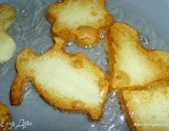 Разогреть сковороду с маслом и обжарить крошек с обеих сторон до румянца. Удалить излишки масла бумажным полотенцем. Посолить.
