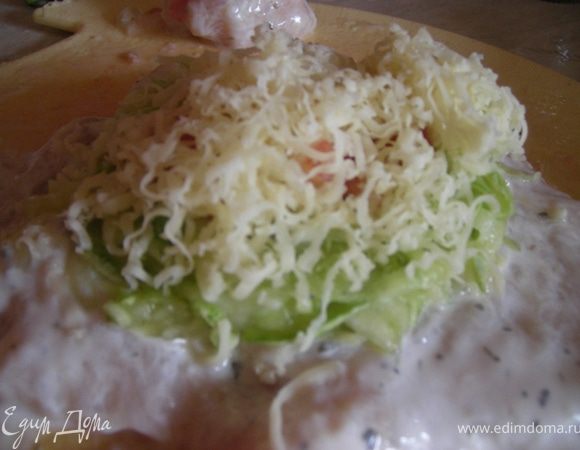 из кусков побольше делаем конверты, добавляем кабачок и оставшиеся помидоры , сыр и закрепляем зубочисткой