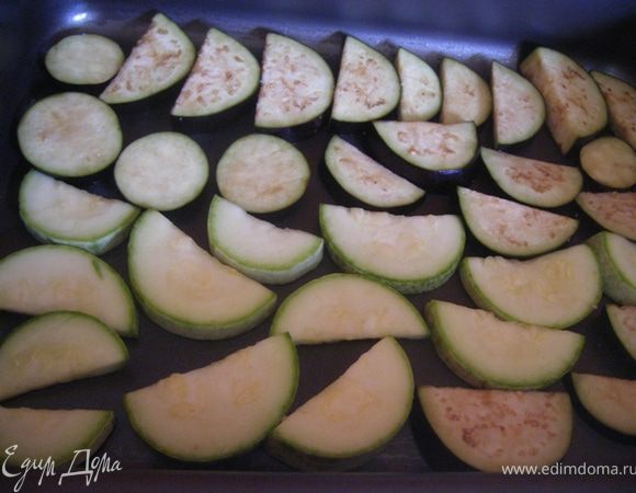 Режем баклажаны и кабачок половинками, смазываем форму р.маслом, выкладываем и отправляем в духовку на 200С на 10- 15 мин, потом переворачиваем и еще 10 мин.