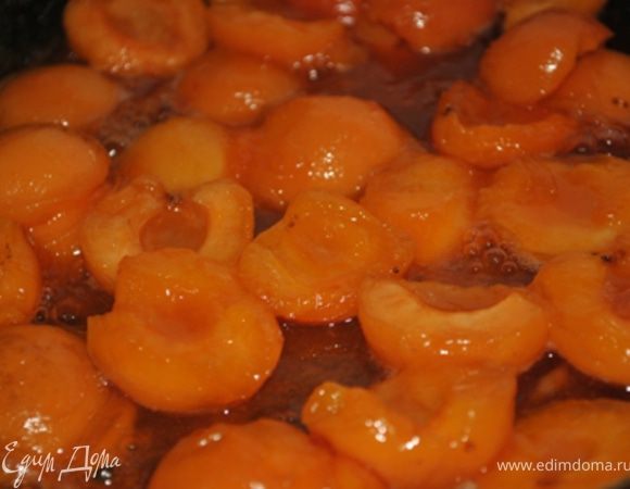 Карамелизуйте абрикосы: в сковороду положите абрикосы, добавьте 3 ст.л. сахара и 2 ст.л. воды. Готовьте помешивая, пока абрикосы не станут блестящими, примерно 5 минут.
Или проварите абрикосы в малом количестве воды до мягкости, слейте воду и протрите через крупное сито. Можно также использовать абрикосовое варенье.