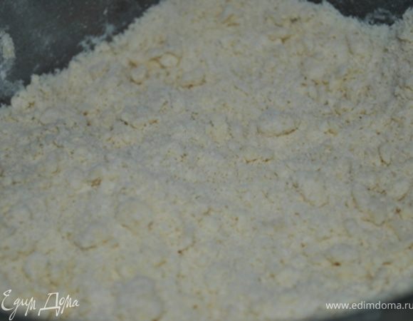 Смешайте муку с пекарским порошком, вотрите масло так, чтобы смесь напоминала панировочные сухари, добавьте сахар.