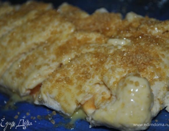 Смажьте яйцом и посыпьте сахаром (можно еще и орехами).