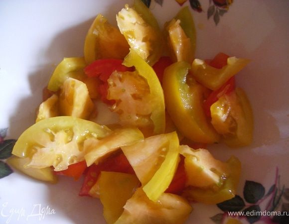 Режем помидоры и лук полукольцами