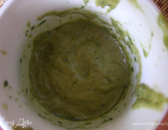 Делаем заправку - сливы, сельдерей и растительное масло , соль взбиваем блендером  вот в такую массу
