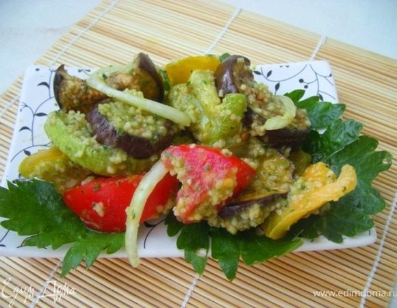 Достаем баклажаны/кабачки( баклажаны будут сухими ничего страшного) смешиваем с помидорами луком и кускусом, заправляем соусом и готово!
Можно потреблять как отдельное блюдо или как гарнир)) 