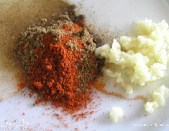 Измельчить чеснок, добавить гарам масала, лимонный сок, масло, паприку.