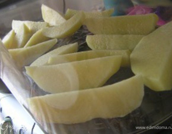 Подготовить картофель, выложить в большую чашу пароварки.