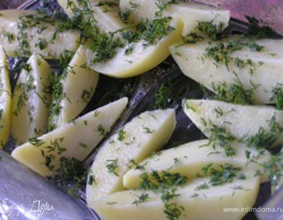 картофель оставить еще на 10-15 минут до готовности. За 3 минуты до окончания приготовления посыпать зеленью.