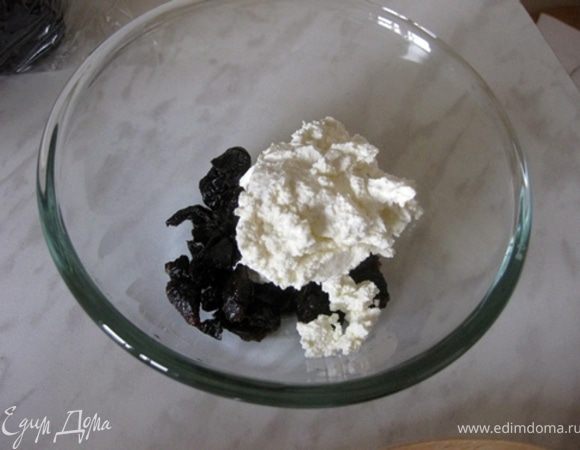 В мисочку выложить промытый чернослив (предварительно порубленный,если у вас нет погружного блендера), творог, корицу. 