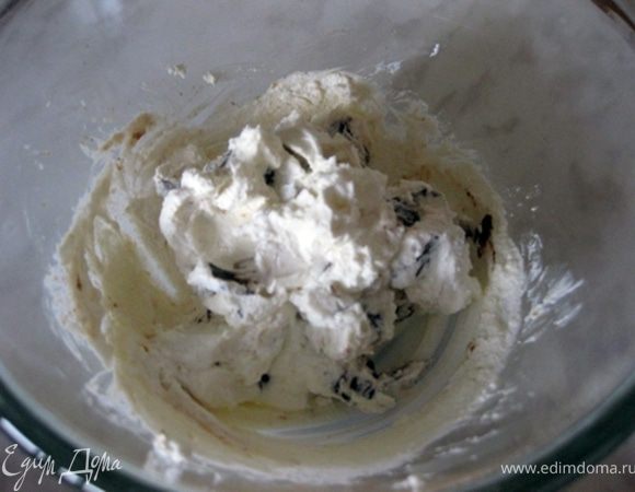 Взбить блендером до однородной массы. При желании блендер можно не использовать,просто перемешать.