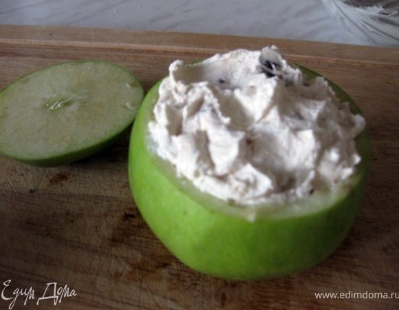 Наполнить яблоко нашей начинкой. Главное,чтобы начинка не вылезала за края или не лежала горкой, так как может увеличиваться при температурной обработке.