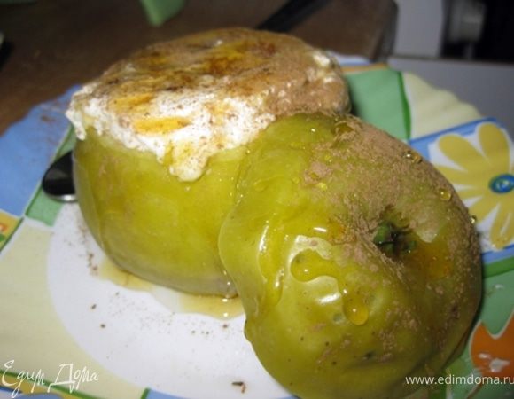 Накрыть крышкой кастрюлю,на среднем огне довести до кипения,огонь немного убавить и готовить 5-10 минут,в зависимости от яблока. Оно должно стать мягким и как бы "запечься". Аккуратно вынуть из кастрюли,оставить остывать. Можно полить мёдом, сиропом или вареньем,кто как любит) Приятного аппетита!) 