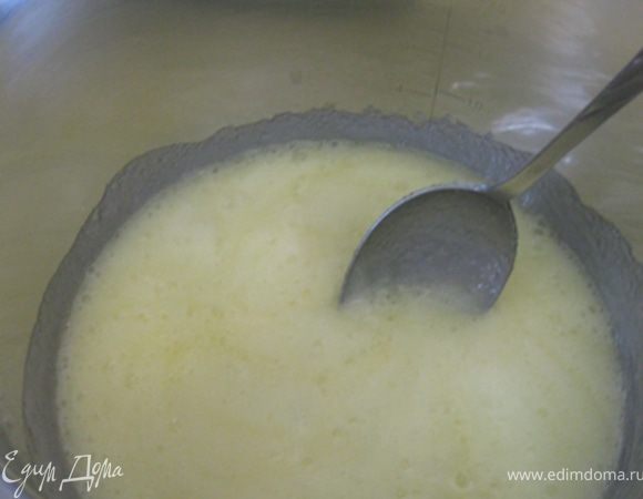 Растопить в кастрюле масло. На маленьком огне, постоянно помешивая, не давая ему отделиться и закипеть. После высыпать стакан сахара, растопить его, помешивая. Добавить соду, помешать и выключить огонь.