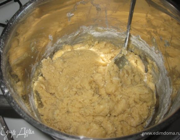 Дать немного остыть массе, чтобы белки яиц не сварились, но масса должна оставаться тёплой. Добавить яйца и перемешать хорошо. После мёд.

По стакану просеивать муку, мешая тесто. Просеяв третий стакан, тесто будет мешать сложновато. 