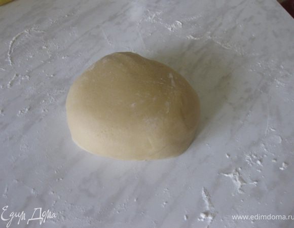 После вывалить тесто на стол, посыпанный мукой и хорошо его вымесить.