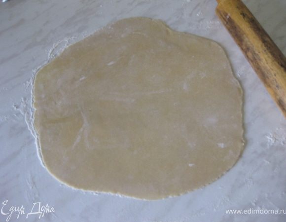 Понадобится что-то круглое, например тарелка. Будет служить трафаретом для коржей.
Раскатать один кружочек теста, размером чуть больше, чем ваш трафарет. 
