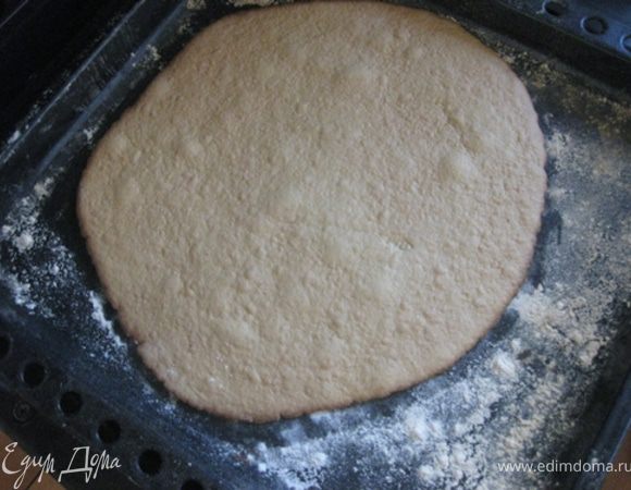Посыпать противень мукой, и поставить выпекать пласт теста в разогретую духовку. Выпекать пару минут, до золотистого цвета. Я выпекаю минуты 4. Но это зависит уже от вашей духовки и температуры. Тем временем раскатать следующий кружочек.
