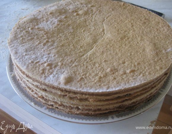 Складывать коржи друг на друга, дать им остыть.