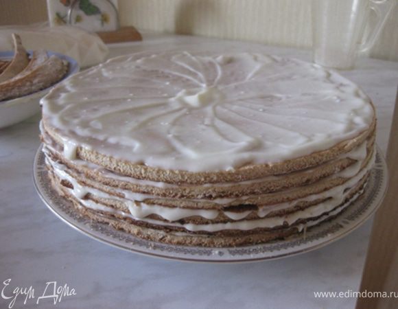 Затем сделать крем из сметаны и стакана сахара и смазывать каждый корж. Лучше, если коржи будут идти в том порядке, как и лежали, потому что ещё в тёплом виде они приняли «свою форму».
Наверх лучше вылить больше крема.