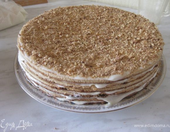 Затем растолочь немного «обрезков» от коржей и посыпать крошкой торт. Остатки хорошо съедаются детишками))) 