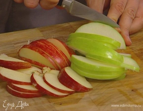 Яблоки освободить от сердцевины с семечками и тонко нарезать.