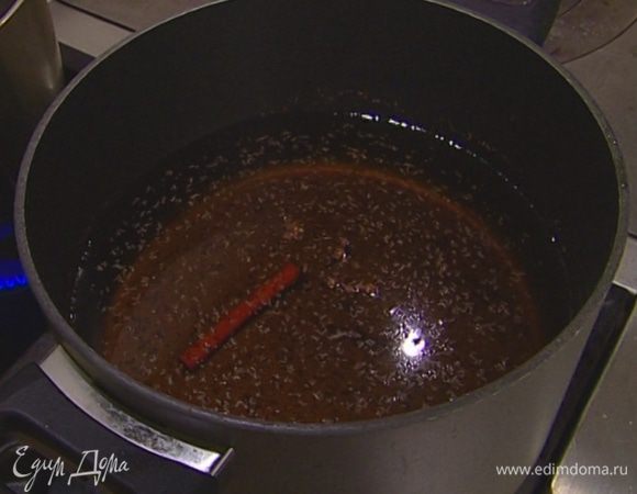 Яблочный сок вылить в кастрюлю, добавить гвоздику, корицу, мускатный орех и поставить на огонь. Довести до кипения, но не кипятить. 