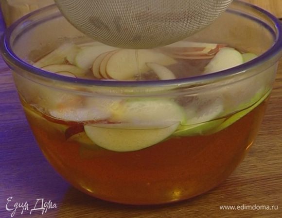Горячий сок процедить, добавить в него нарезанные яблоки и настаивать около часа. 