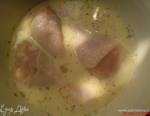 куриную голень опустить в яично-молочную смесь