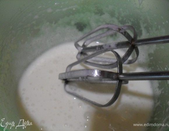 Отделить белки от желтков.Белки взбить с сахаром и ванилином до густой пены.