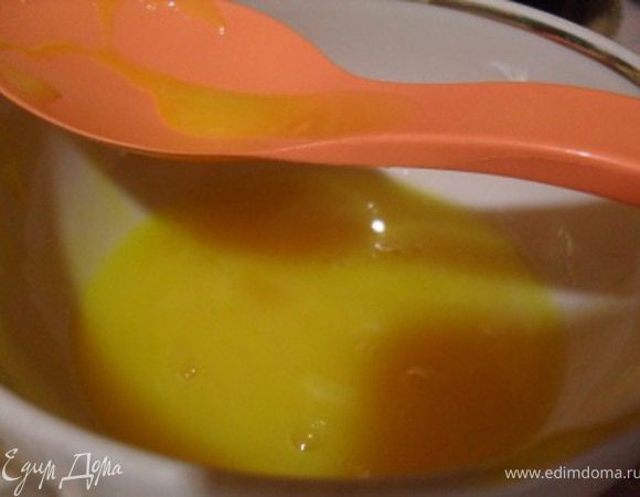 Желтки взбить отдельно.