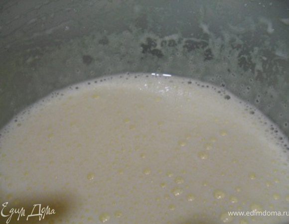 Добавить желтки к белкам.Взбить.