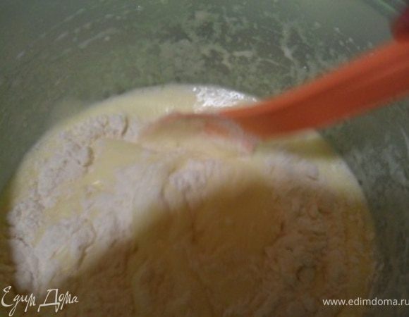 Аккуратно ввести в яичную смесь муку, перемешивать ложкой снизу вверх.