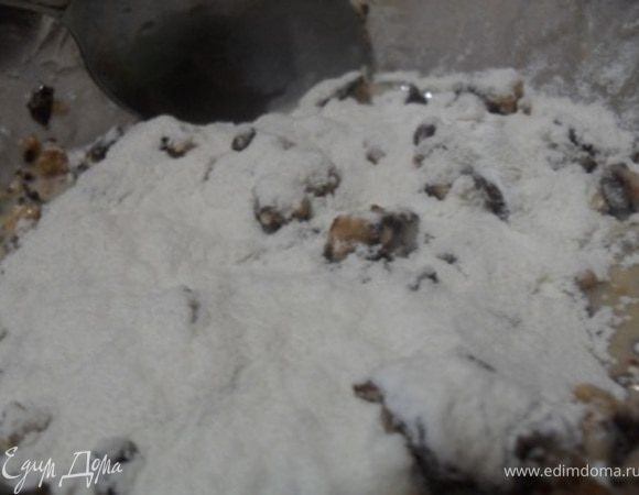 После добавить муку, перемешать.