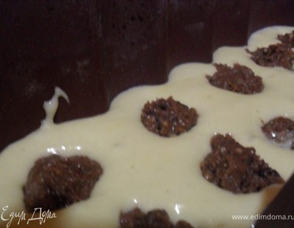 Бисквитное тесто выложить в смазанную маслом форму.Из халвичной массы налепить шариков.Утопить шарики в тесто.Выпечь при 200*С около 20 минут(духовку не открывать).                           