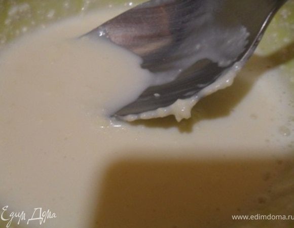 Для крема смешать сухое молоко с сахаром и маслом, растереть.Добавить часть воды, перемешать, затем добавить остальную воду и перемешать до однородности.