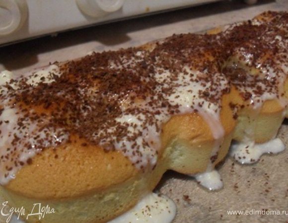 Готовый пирог охладить, полить кремом и посыпать тертым шоколадом.