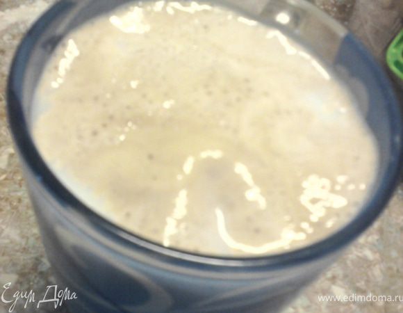 В теплое молоко добавить сахар, дрожжи.
оставить на 10-15 минут, чтобы на поверхности появилась пенка.