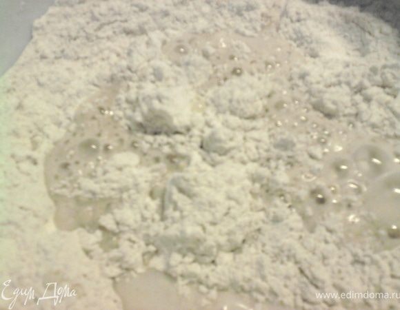 Пшеничную и ржаную муку хорошо перемещать.
Добавить соль.