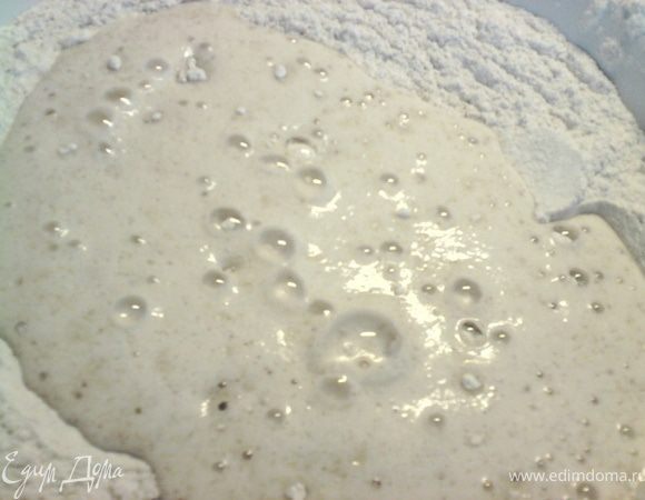 В муку влить молоко.
Перемешать.