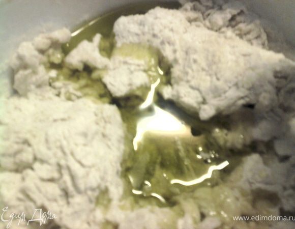 Добавить оливковое масло.
Замесить тесто.