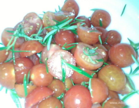 Примерно за час до приготовления, приготовить помидоры.
Чери вымыть, удалить хвостики.
Крупные чери разрезать пополам, маленькие можно оставить целыми.
Базилик порезать.
Розмарин отделить от грубых веточек.
Смешать помидоры, розмарин.