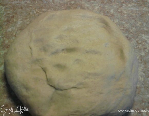 Духовку разогреть до 180-190 гр.
Тесто достать из холодильника, обмять.