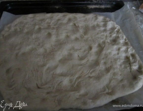 Тесто можно немного раскатать, но лучше размять руками.
Выложить на противень( предварительно закрыть пергаментной бумагой).
Дать тесту подойти, минут 10-15.
