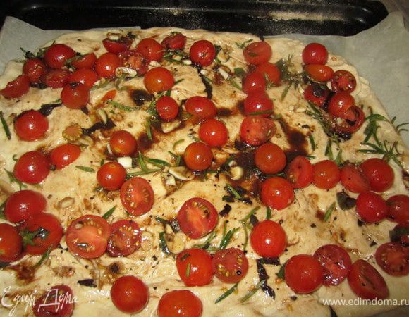 Выложить помидорчики вместе с травками и соусом.
Все хорошо распределить по тесту.