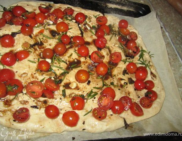 Вдавить их немного в тесто.