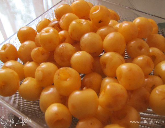 из черешни удалить косточки и положить в таз к персикам