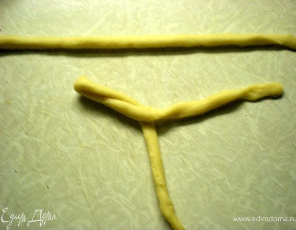 Разделить тесто на маленькие шарики.Смазать их растительным маслом и растянуть в жгутики.Длиной около 50 см и толщиной с карандаш.Каждый жгутик сложить в 3-4 раза и свернуть спиралькой.