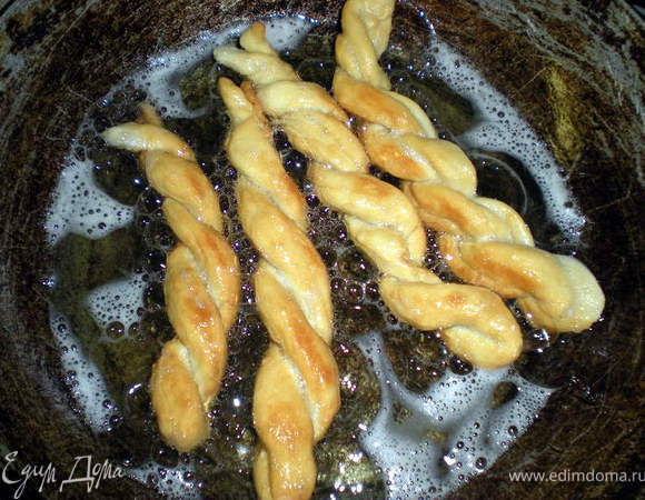 Жарить сангзу во фритюре до золотистого цвета.Вытаскивать шумовкой на бумажное полотенце.